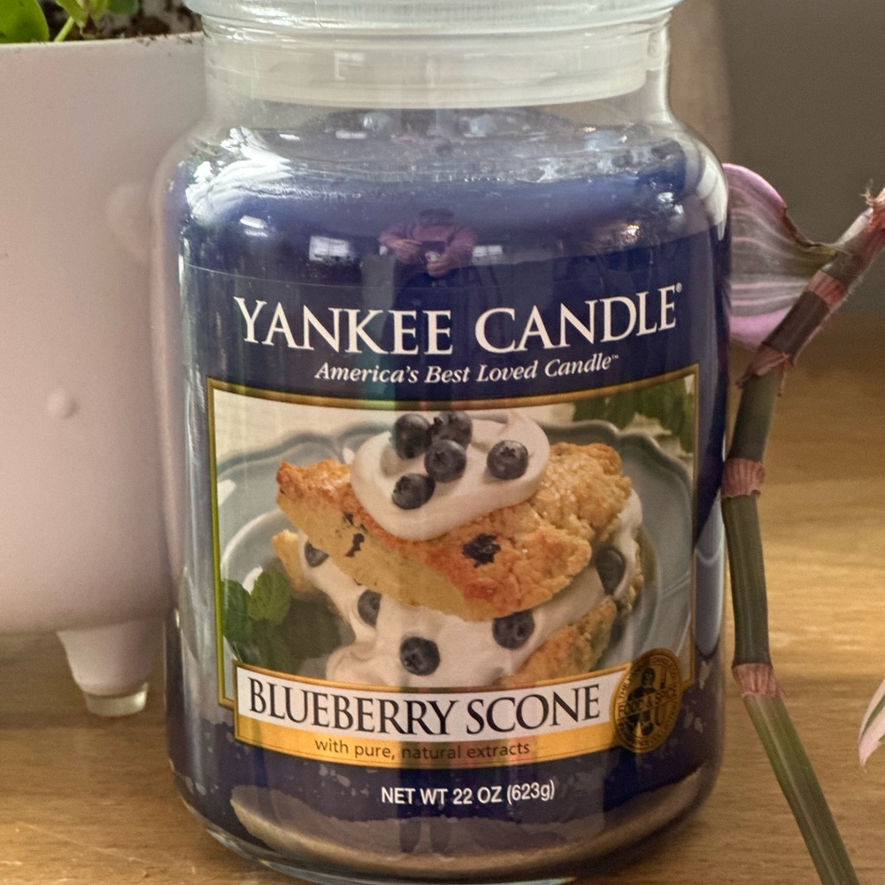 retired Yankee Candle BLUEBERRY SCONE 22 OZ missing cap lit for only 20 minutes